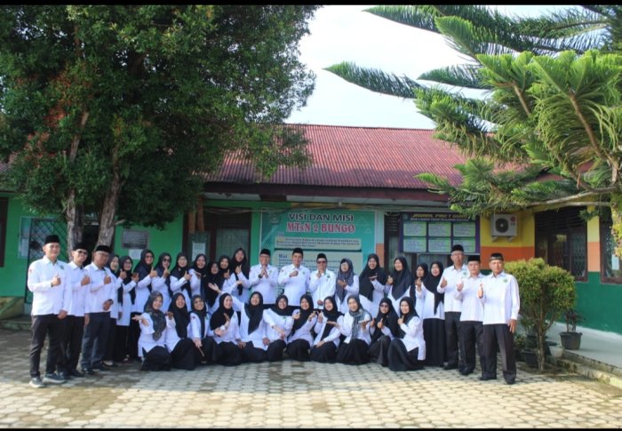 Lihat Keseruan Hari Pertama Masuk Sekolah di MTsN 2 Bungo: Semangat Baru, Target Baru!