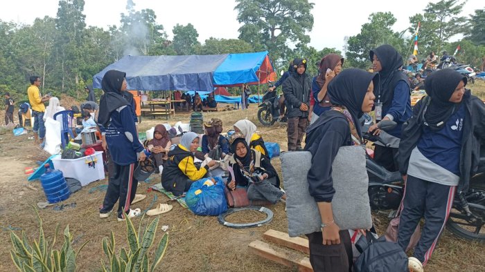 Usai Bongkar Tenda, Anggota Pramuka MTsN 2 Bungo Gelar Sarapan Bersama di Bumi Perkemahan Usai Bongkar Tenda, Anggota Pramuka MTsN 2 Bungo Gelar Sarapan Bersama di Bumi Perkemahan