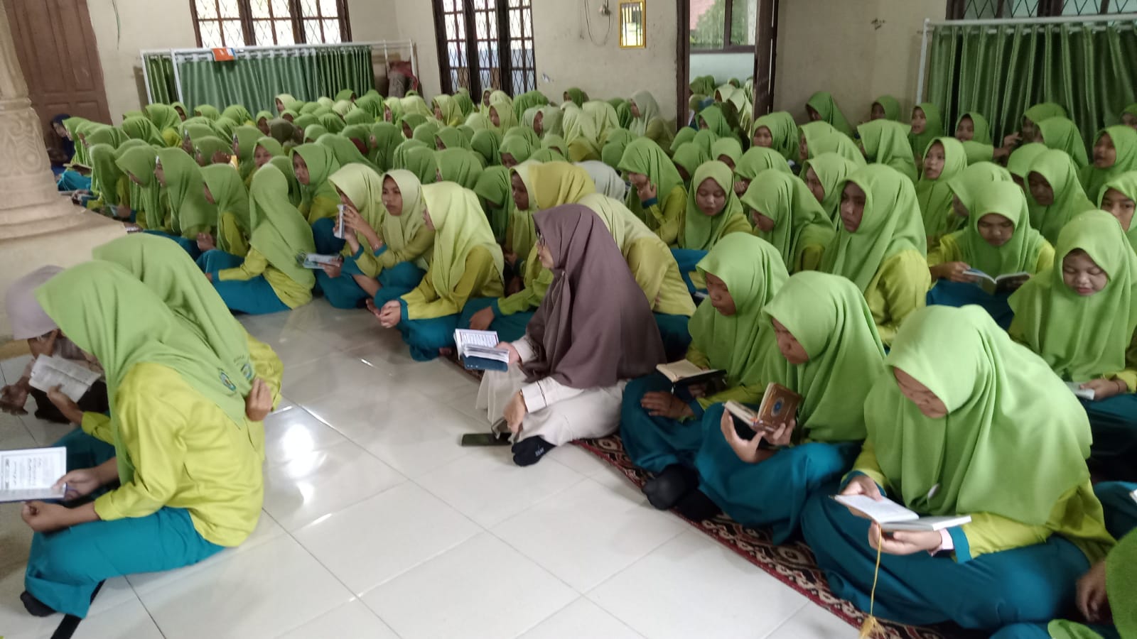 YASINAN RUTIN DI MUSALLAH MTsN 2 BUNGO BERIKAN REWARD KEPADA PETUGAS YASIN 