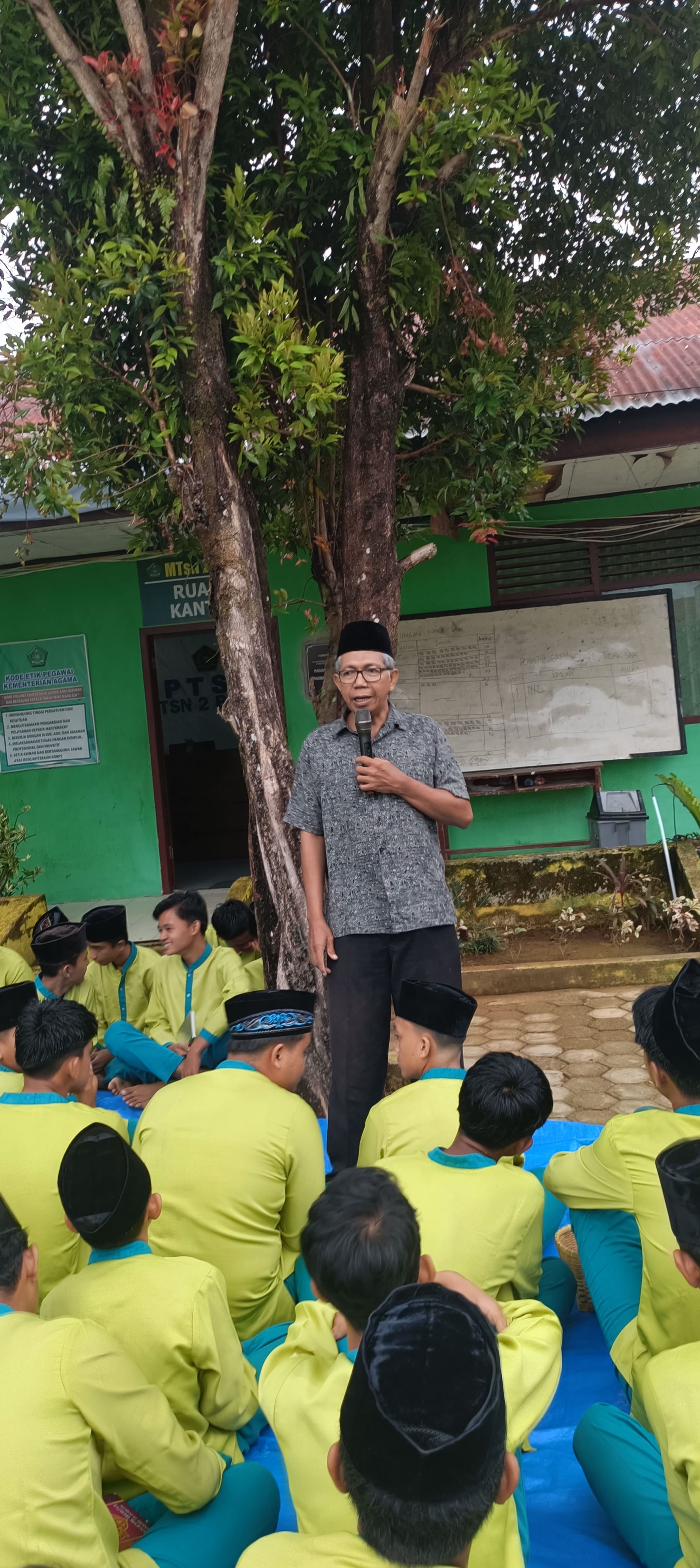 WAKA HUMAS BERIKAN ARAHAN KEPEDA SELURUH SISWA USAI PEMBACAAN YASIN 