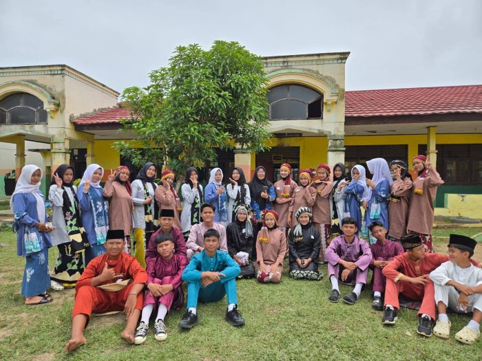Siswa MTsN 2 Bungo Kelas IX E Gelar Foto Bersama Usai Praktek Tari