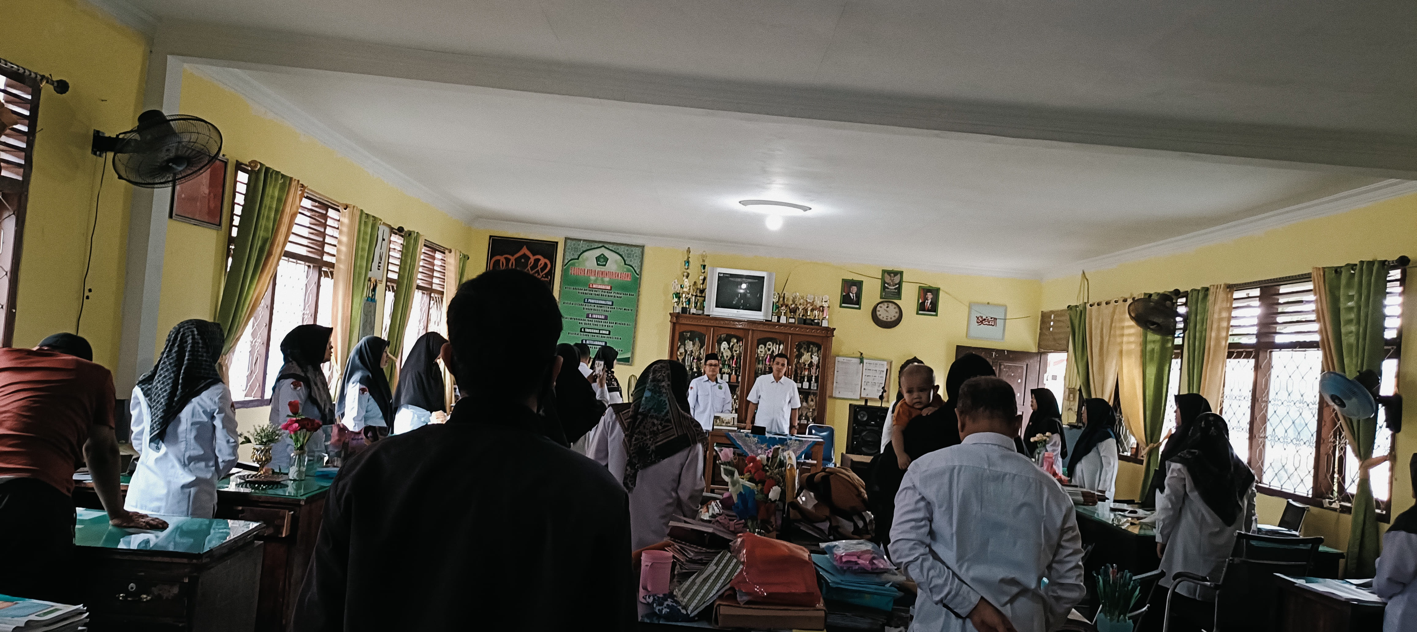 MENDENGARKAN LAGU INDONESIA RAYA 