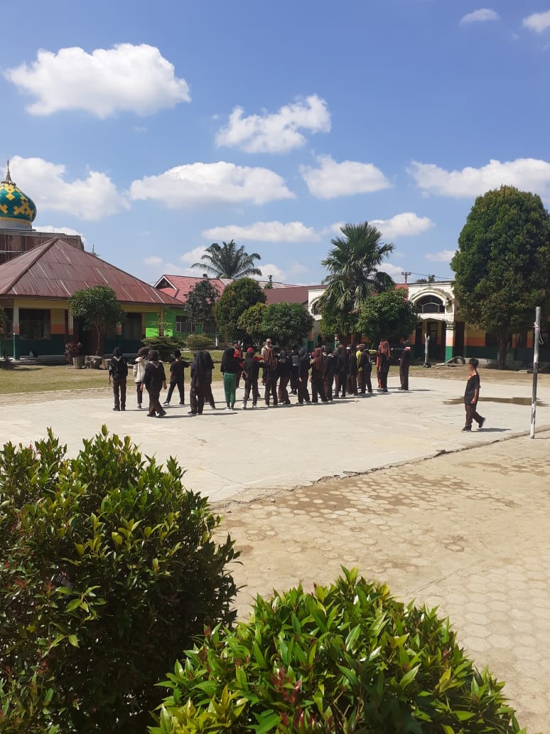 PRAMUKA MTsN 2 BUNGO LATIHAN RUTIN SEMANGAT MEMBARA DI JUMAAT SORE 