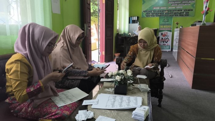 Panitia ASAS MTsN 2 Bungo Kompak Siapkan Kartu Ujian Siswa Panitia ASAS MTsN 2 Bungo Kompak Siapkan Kartu Ujian Siswa