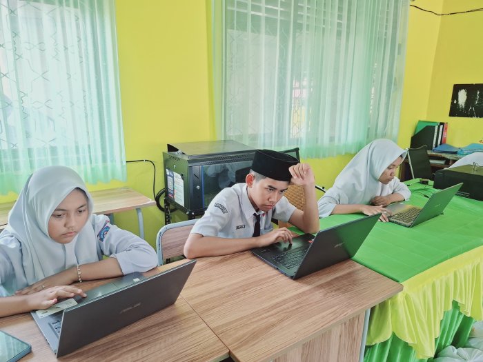 Siswa MTsN 2 Bungo Laksanakan Simulasi OMI IPS