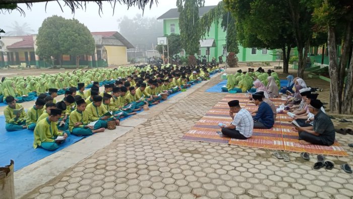 MTsN 2 Bungo Laksanakan Yasinan dan Tahlil Rutin bersama