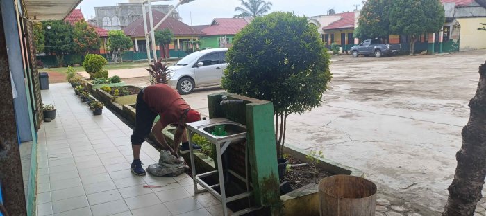 Teladan Luar Biasa: Bapak Eko Widodo Segarkan Taman MTsN 2 Bungo dengan Aksi Pemupukan Mandiri