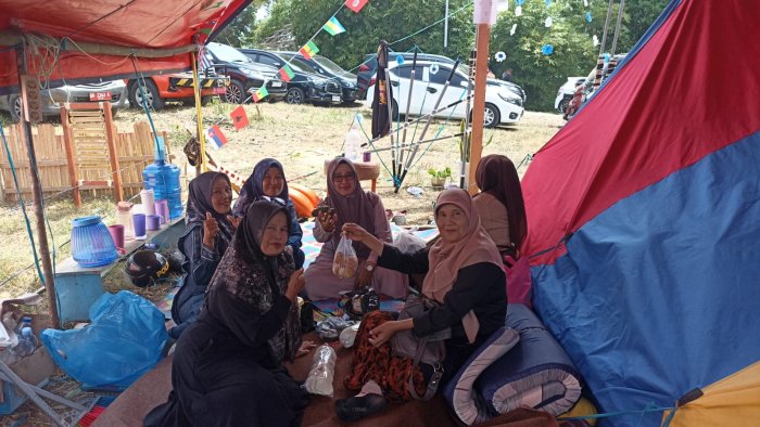 Guru Perempuan MTsN 2 Bungo Kunjungi Siswa di Perkemahan