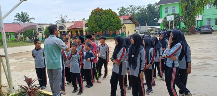 Didy Haryadi Beri Arahan Petugas Upacara Sumpah Pemuda sebelum latihan Didy Haryadi Beri Arahan Petugas Upacara Sumpah Pemuda sebelum latihan