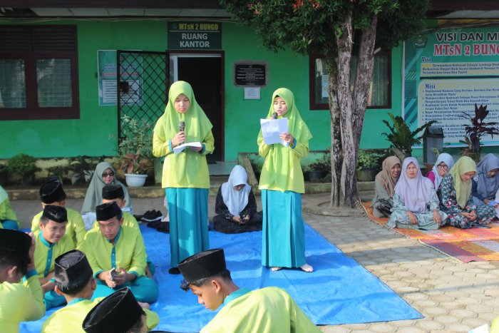 Sejukkan Hati di Pagi Jumat: Kelas VIII F Sukses Sampaikan Kultum Inspiratif di Lapangan MTsN 2 Bungo Sejukkan Hati di Pagi Jumat: Kelas VIII F Sukses Sampaikan Kultum Inspiratif di Lapangan MTsN 2 Bungo