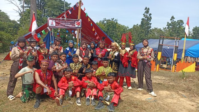 Peserta Karnaval Nusantara Abadikan Momen Usai Pawai