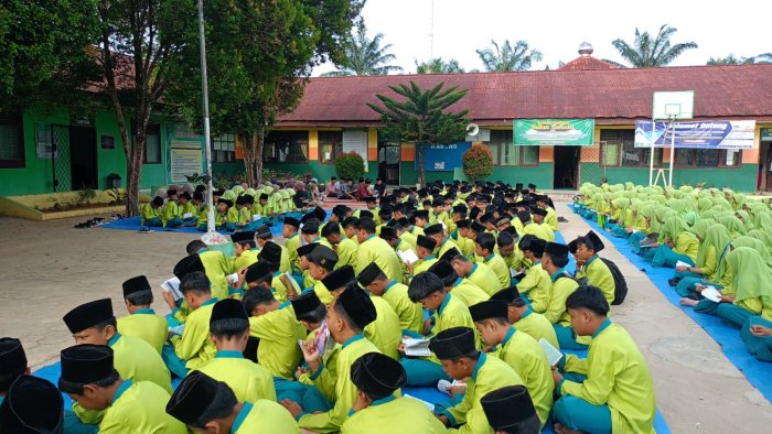 Siswa Kelas VII D MTsN 2 Bungo Pimpin Yasinan dan Tahlil