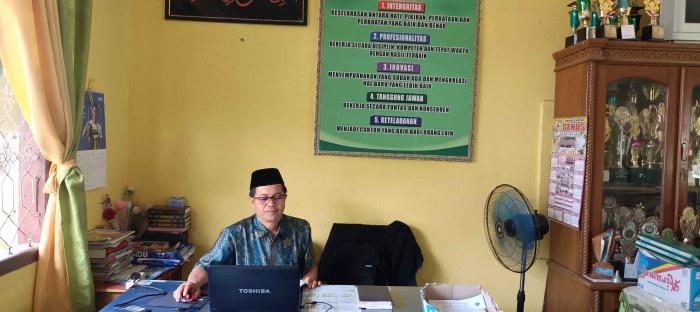 Manfaatkan Libur Semester, Waka Kurikulum MTsN 2 Bungo Sigap Rampungkan Jadwal Pelajaran Baru