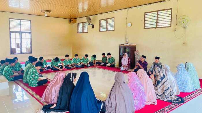 Selesaikan Setoran Terakhir, Kelas IX F MTsN 2 Bungo Gelar Khatam Al-Quran di Musholla Sekolah Selesaikan Setoran Terakhir, Kelas IX F MTsN 2 Bungo Gelar Khatam Al-Quran di Musholla Sekolah
