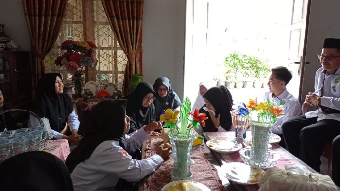 MTsN 2 Bungo Kunjungi Suami Guru yang Sakit MTsN 2 Bungo Kunjungi Suami Guru yang Sakit