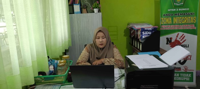 Tingkatkan Layanan Publik, Tenaga Kependidikan MTsN 2 Bungo Optimalkan Penggunaan Teknologi digital