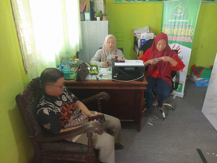 Gerak Cepat Panitia MATAMUDA MTsN 2 Bungo Matangkan Persiapan Kartu Tanda Pengenal Calon Siswa Baru