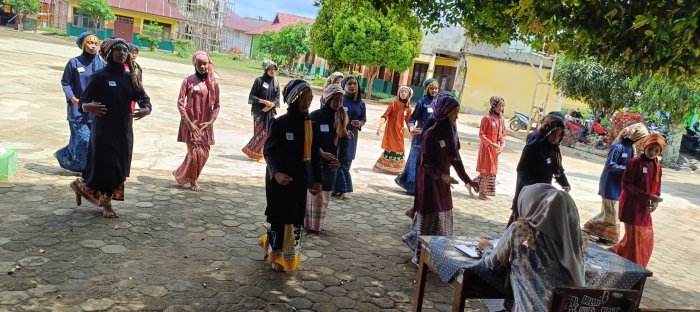 Siswa MTsN 2 Bungo Praktek Tari Eksplorasi Gerak