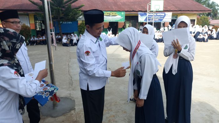 Piagam Penghargaan Diserahkan, Siswa MTsN 2 Bungo Dibanggakan Usai Lom