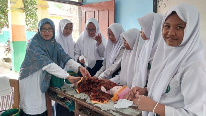 MTsN 2 Bungo Gelar Praktik Pengurusan Jenazah untuk Siswa Kelas IX.f