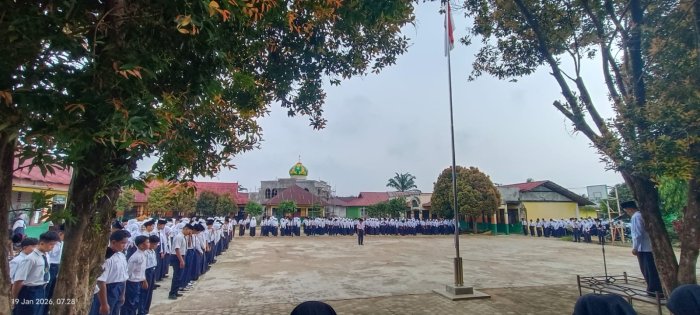 Upacara Bendera Berlangsung Khidmat, Kepala MTsN 2 Bungo Tekankan Persiapan pelaksanaan TKA
