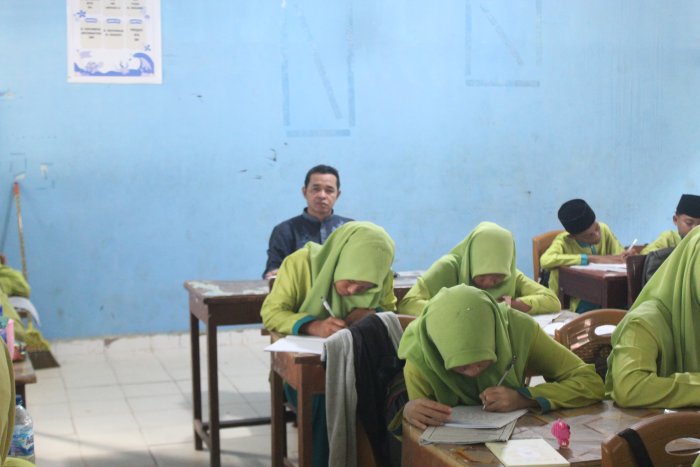 Tingkatkan Mutu Pembelajaran, Kepala MTsN 2 Bungo Drs. H. Zaharudin Turun Langsung Supervisi Kelas