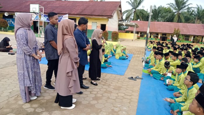 Mahasiswa UMMUBA Perkenalkan Diri di MTsN 2 Bungo
