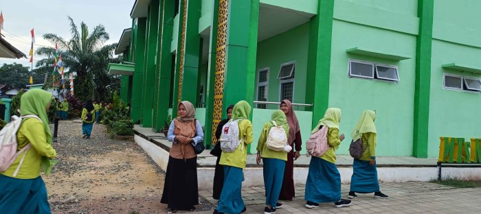 Guru MTsN 2 Bungo Sambut Siswa dengan Tegur Sapa Pagi