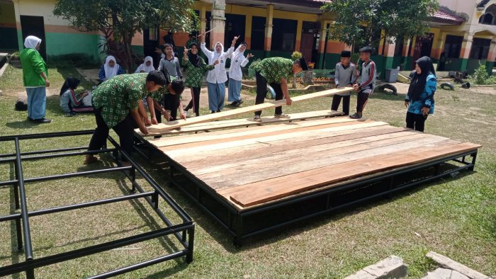 Pramuka MTsN 2 Bungo Gelar Kerja Bakti Usai Perkemahan