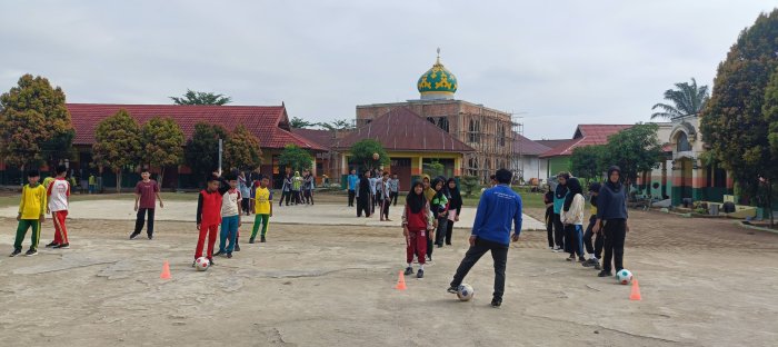 Praktik Penjas Kelas VII MTsN 2 Bungo Berlangsung Meriah