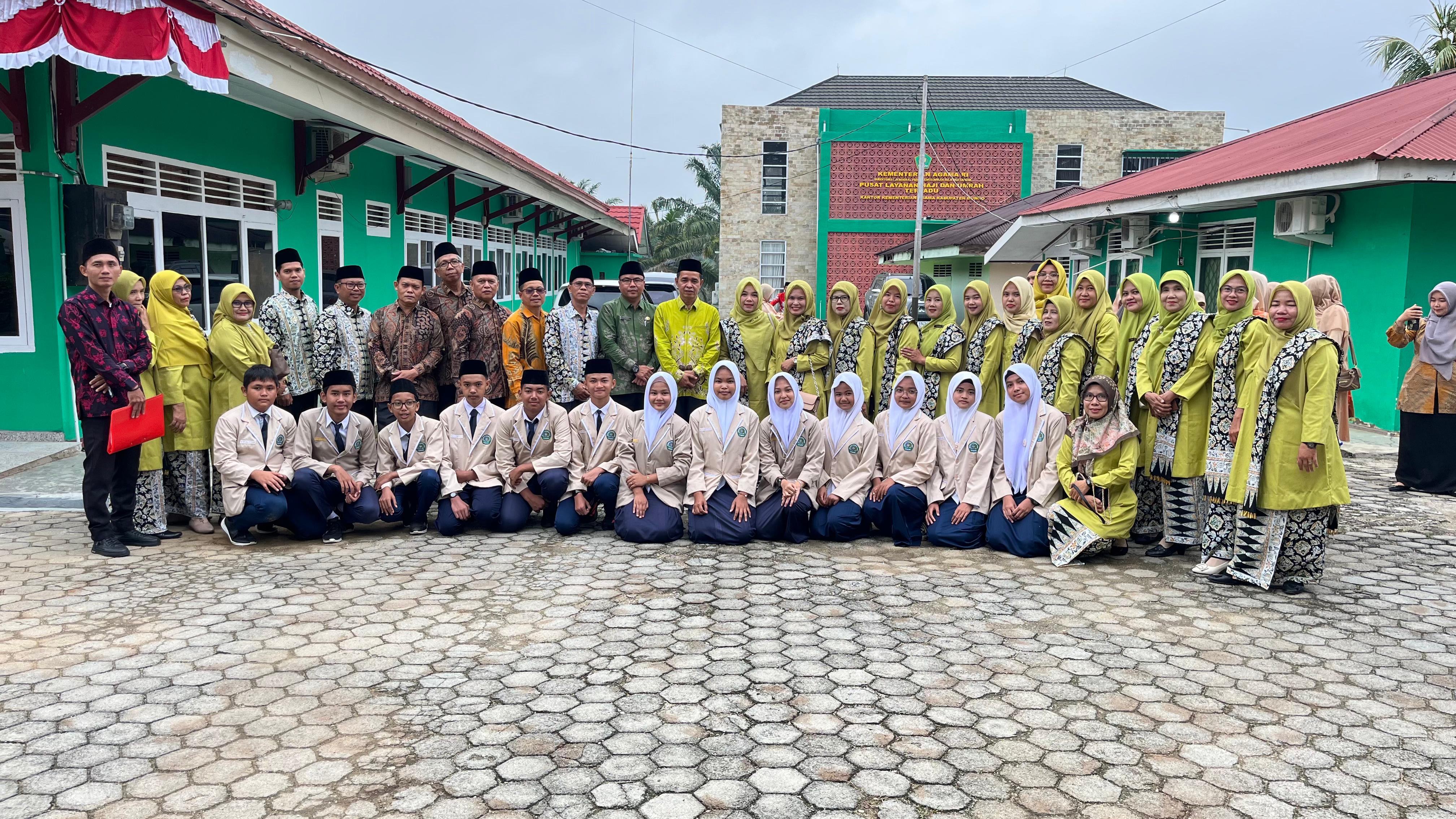 MTsN 2 BUNGO IKUTI UPACARA PERINGATAN HUT KE 80 RI MTsN 2 BUNGO IKUTI UPACARA PERINGATAN HUT KE 80 RI