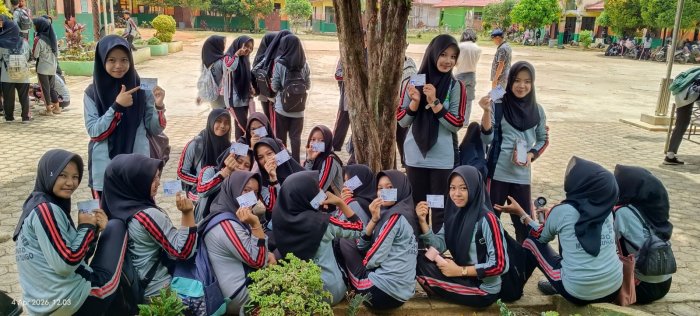 Persiapan Matang! Panitia TKA MTsN 2 Bungo Distribusikan Kartu Ujian Kelas IX di Lapangan Madrasah Persiapan Matang! Panitia TKA MTsN 2 Bungo Distribusikan Kartu Ujian Kelas IX di Lapangan Madrasah