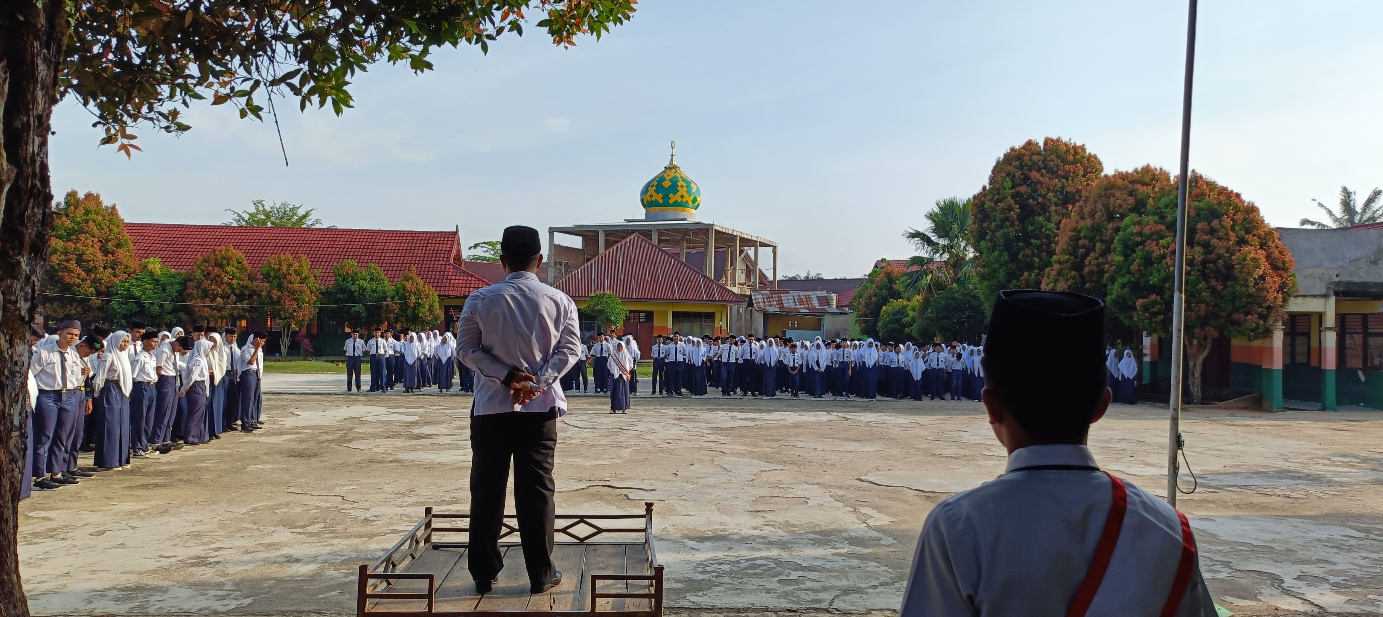 SISWA KELAS VII KELAS VIII KEMBALI KE MADRASAH,KELAS IX TETAP SEMANGAT IKUTI UPACARA 
