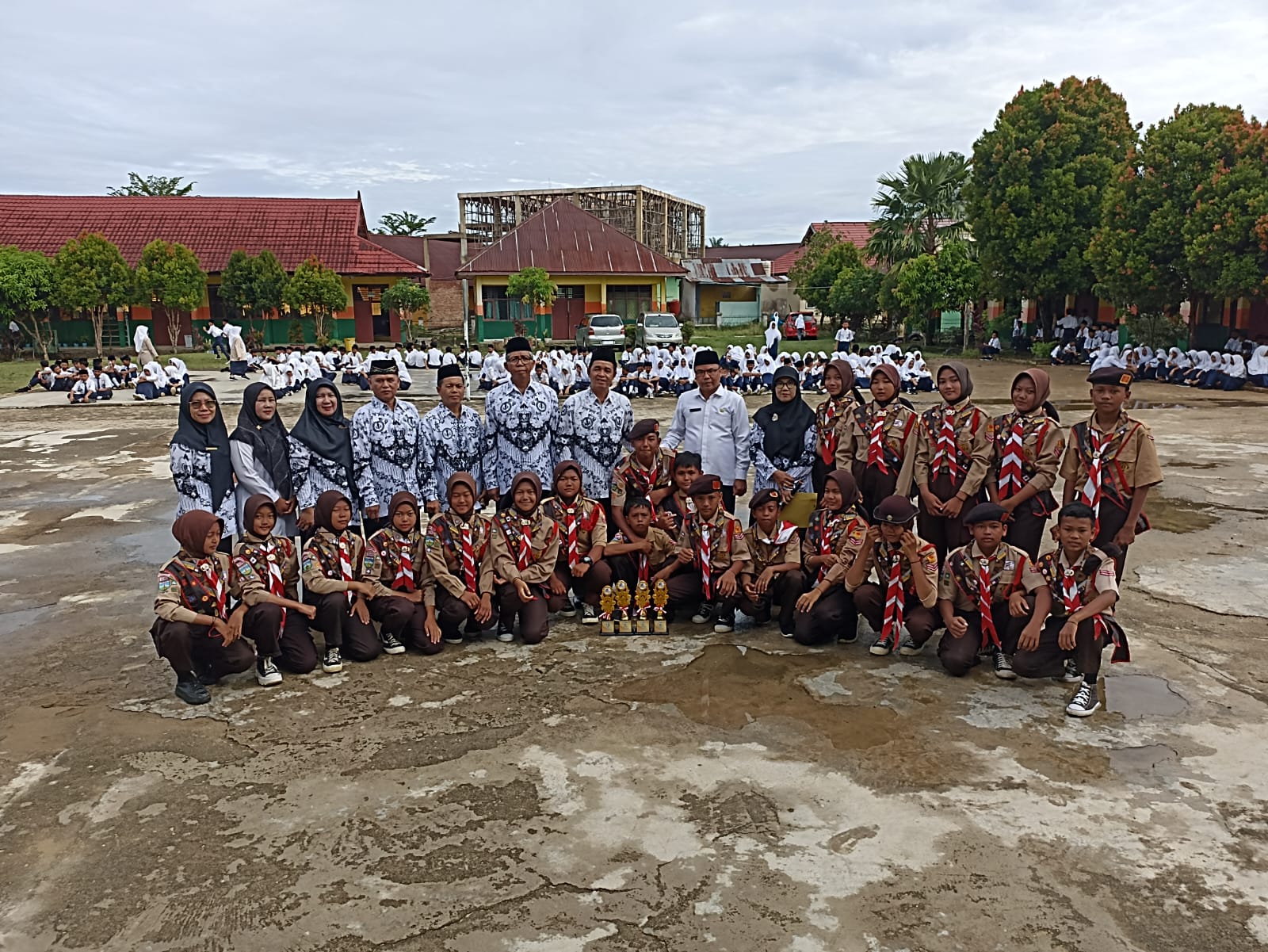 PENYERAHAN PIALA PRESTASI DIRAIH SISWA/I MTsN 2 BUNGO DI PERATA AKBAR AKHIR TAHUN 2024 