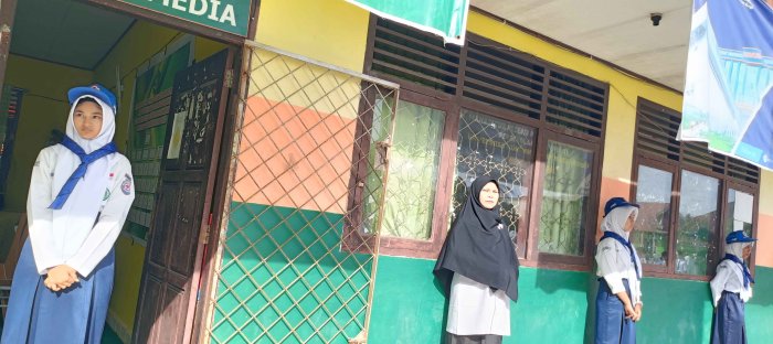 Sigap dan Tanggap, Anggota PMR Kawal Pelaksanaan Upacara di MTsN 2 Bungo