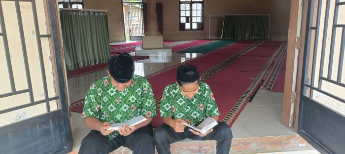 Dua Siswa MTsN 2 Bungo Membaca Al-Qur'an Saat Istirahat