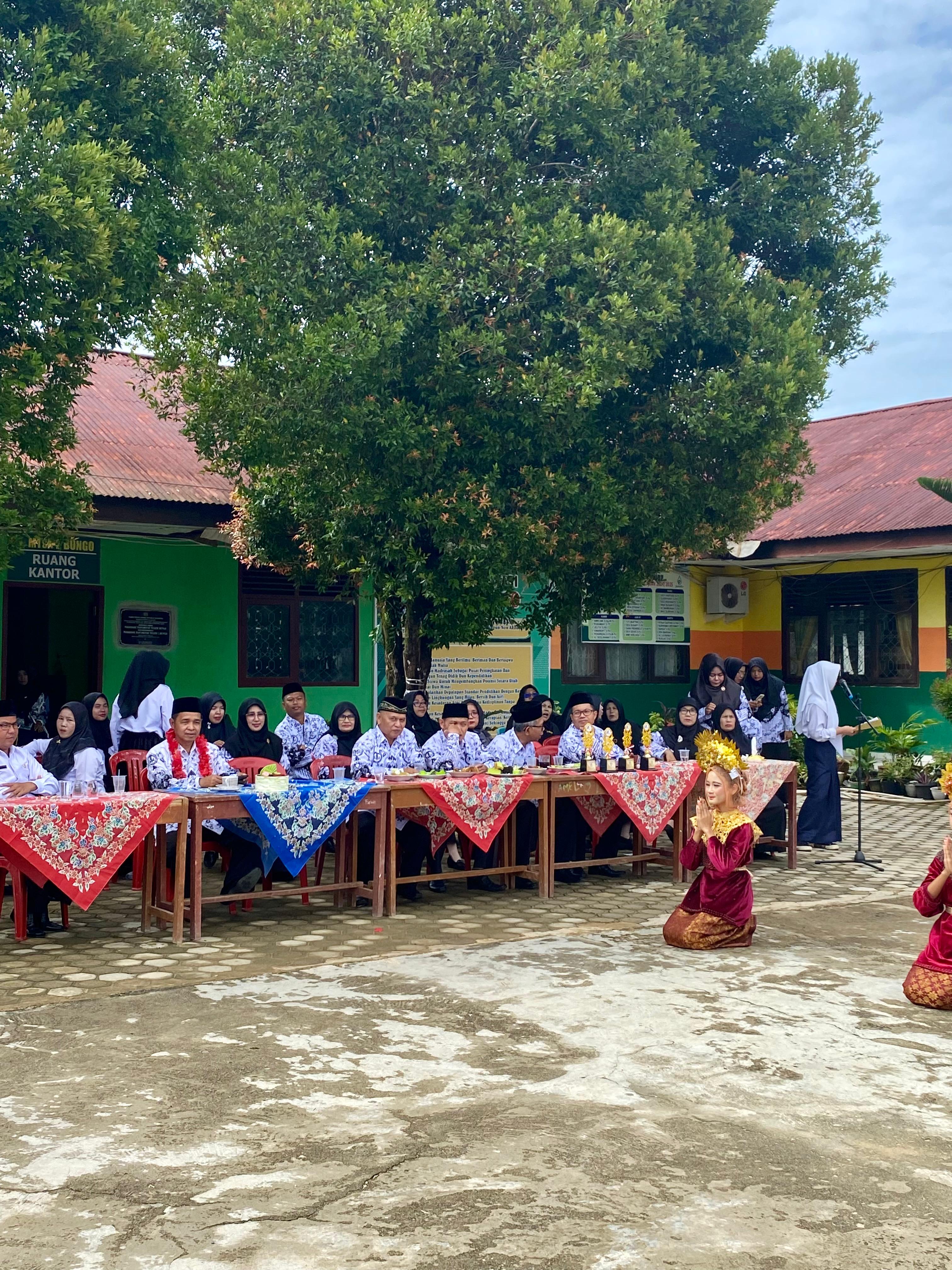 MTsN 2 BUNGO MEMERIAHKAN HARI GURU NASIONAL TAHUN 2024 