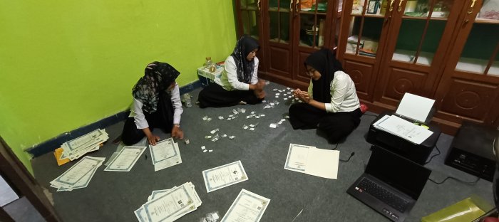 Proses Penempelan Foto Ijazah di MTsN 2 Bungo Berlanjut