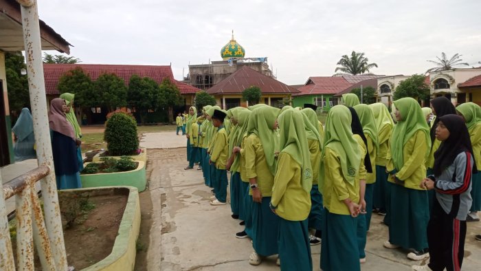 Anggota PMR MTsN 2 Bungo Laksanakan Apel Rutin Bersama Pembina