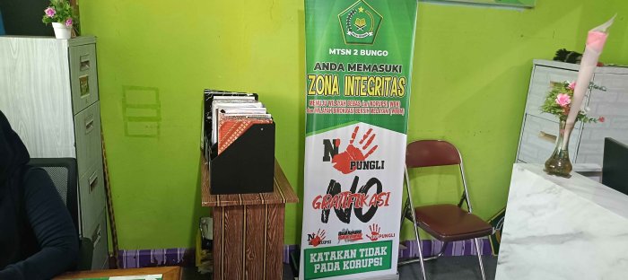 Pemasangan Banner Zona Integritas Perkuat Komitmen Anti Korupsi di MTsN 2 Bungo