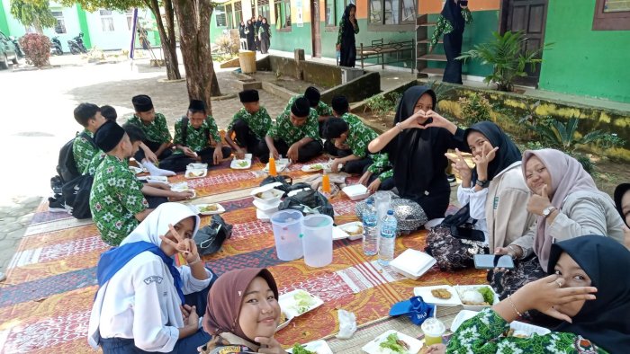 Anggota OSIM MTsN 2 Bungo Gelar Makan Siang Bersama Anggota OSIM MTsN 2 Bungo Gelar Makan Siang Bersama