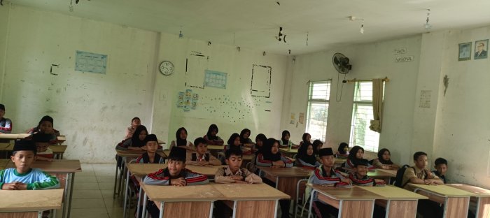 Tutup Kegiatan Belajar Mengajar, Siswa-Siswi MTsN 2 Bungo Khusyuk Berdoa Sebelum Pulang