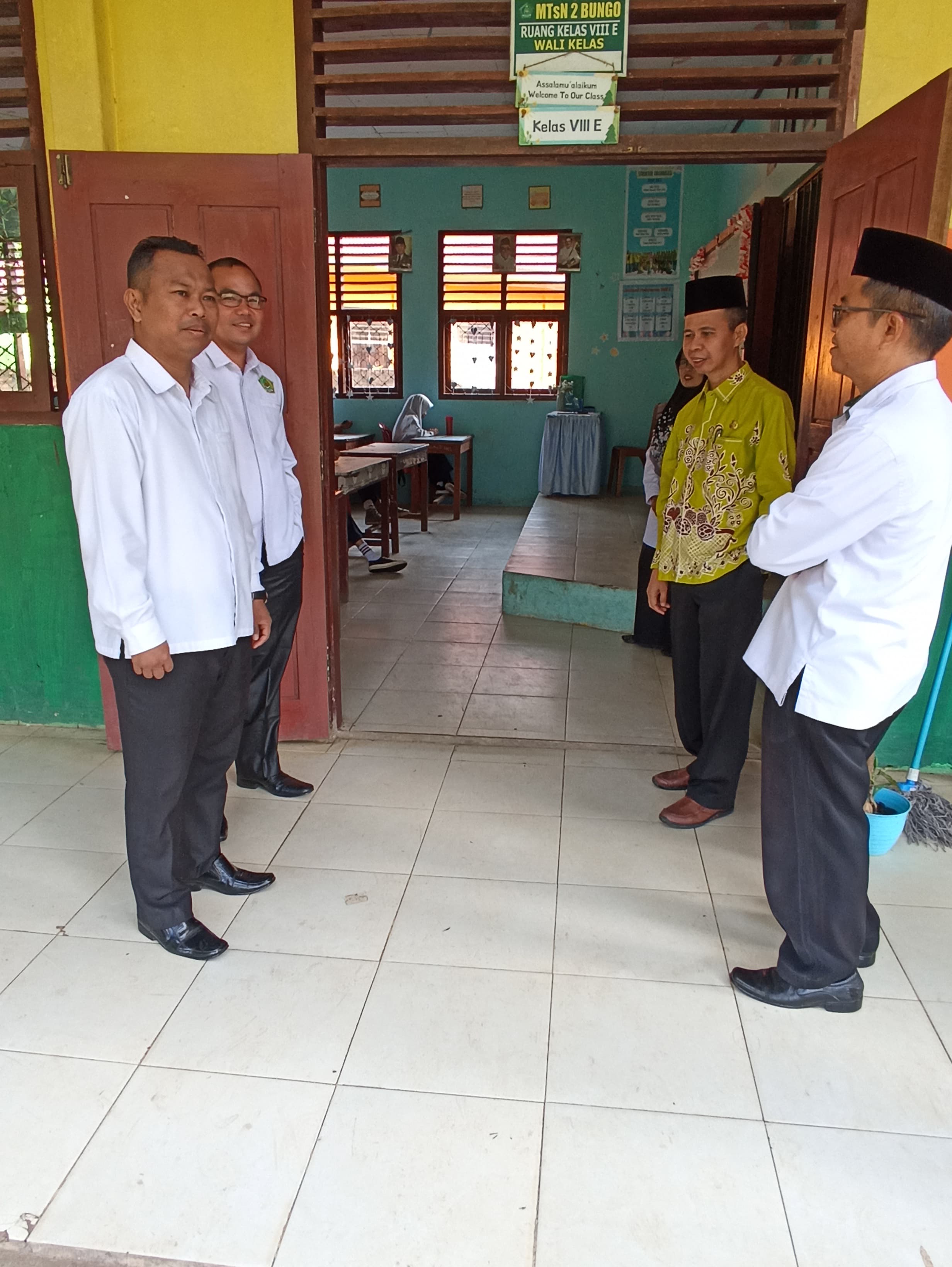 KEPALA KEMENAG BUNGO LAKUKAN MONEV UJIAN DI MTsN 2 BUNGO