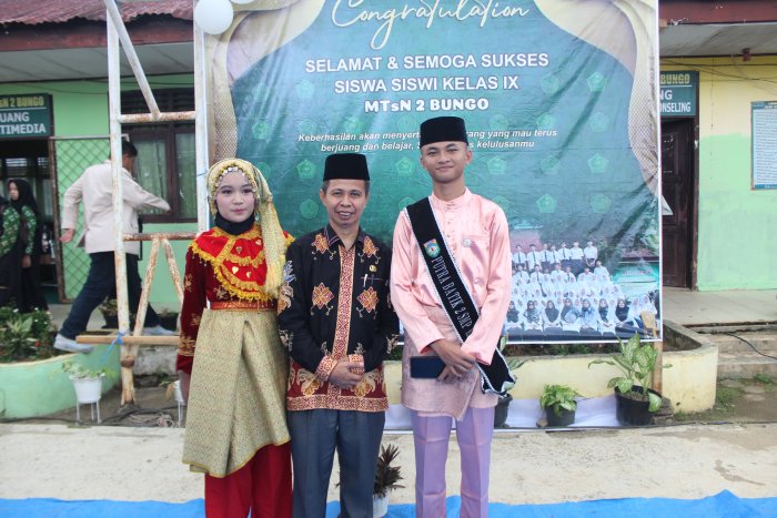 Sinergi Generasi Muda dan Pimpinan: Ketua dan Wakil Ketua OSIM MTsN 2 Bungo Berfoto Bersama Kepala Kemenag Bungo