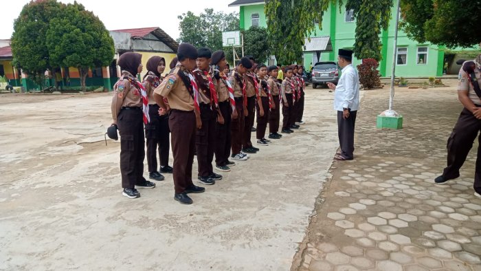 Kepala MTsN 2 Bungo Lepas Pramuka Gabungan ke MAN 1 Bungo