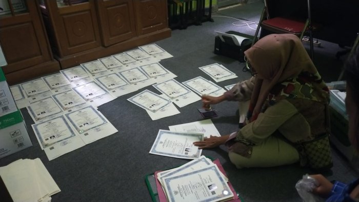 Pastikan Validitas Dokumen, MTsN 2 Bungo Proses Penyetempelan Ijazah