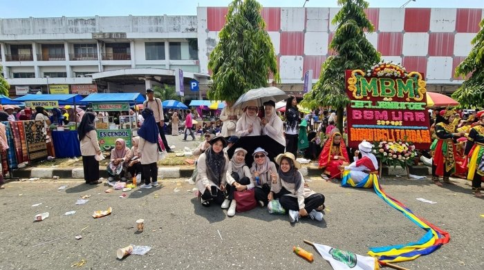 Kobarkan Jiwa Nasionalisme, Guru MTsN 2 Bungo Penuh Semangat Dampingi Siswa di Pawai Pembangunan