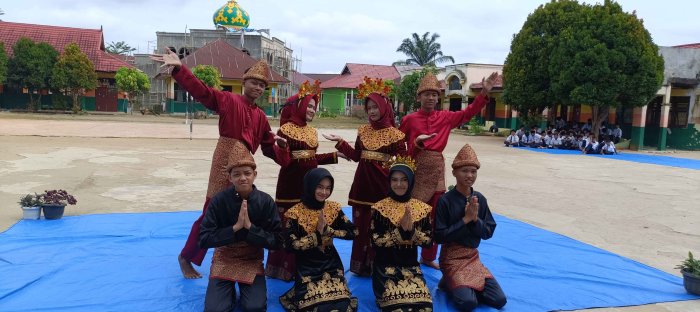 Siswa Kelas IX B Tampilkan Tari Kreasi Spektakuler pada Hari Guru Nasional