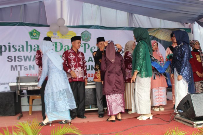 Momen Sakral di Panggung Utama: Kepala Kemenag Bungo Pasangkan Medali Lulusan MTsN 2 Bungo