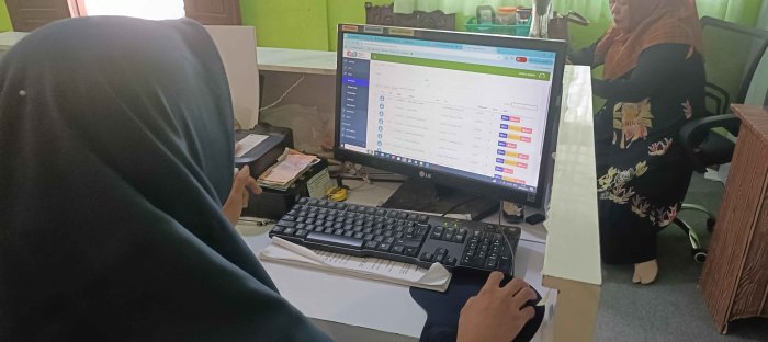 Operator MTsN 2 Bungo Sinkronkan Data EMIS ke RDM